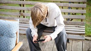 Ein Junge guckt auf sein Smartphone