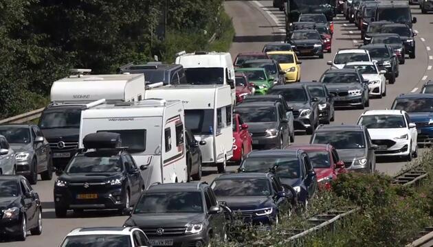 Angespannte Verkehrslage: Kilometerlanger Stau auf der A1