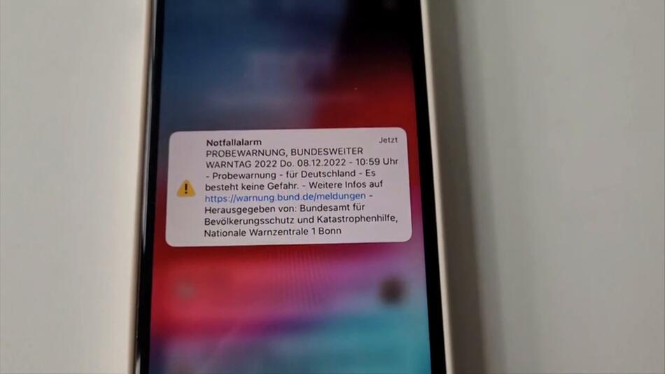 Warnsignal auf dem Handy zur Überprüfung eines wirksamen und flächendeckenden Katastrophenschutzes