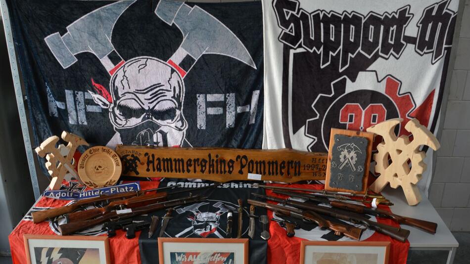 Waffen und Devotionalien der verbotenen "Hammerskins"