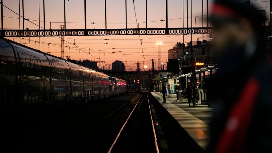 Messerangreifer verletzt drei Menschen in Pariser Bahnhof