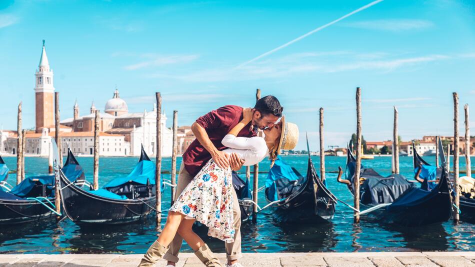 Ein Paar küsst sich in Venedig