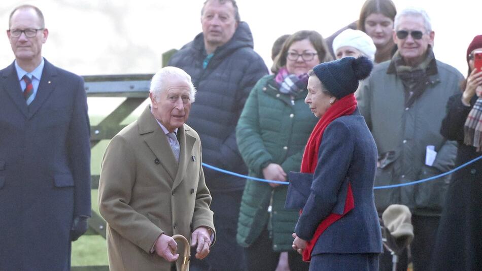 König Charles III. und Prinzessin Anne vor Schaulustigen auf dem Weg zum Sonntagsgottesdienst in ...