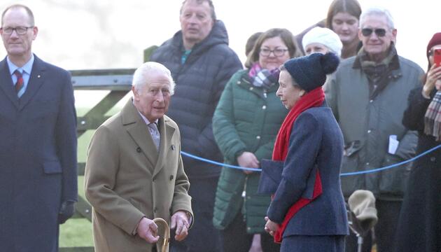 König Charles III. und Prinzessin Anne vor Schaulustigen auf dem Weg zum Sonntagsgottesdienst in ...