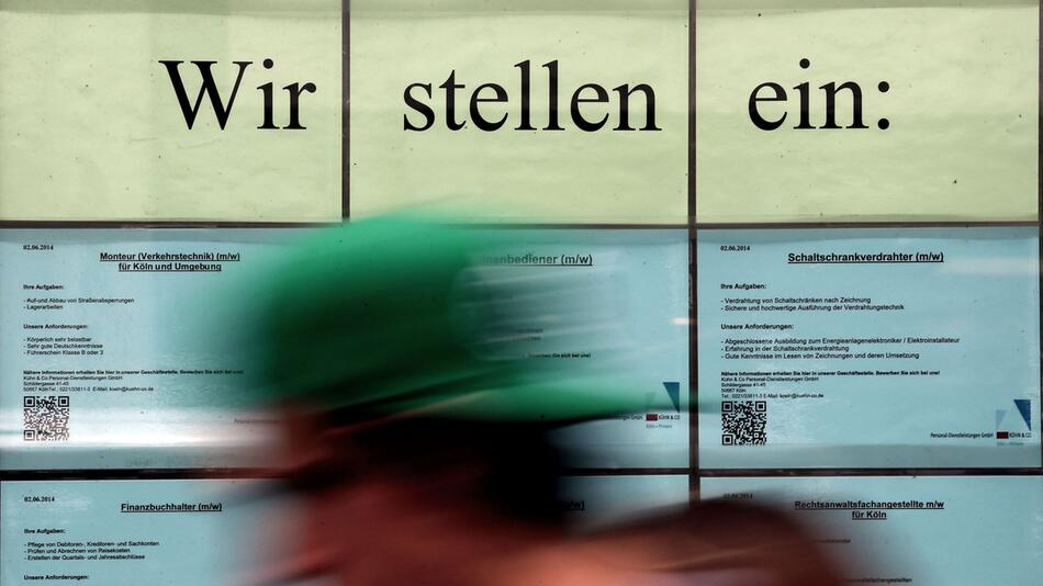 Stellenanzeigen hängen im Fenster einer Zeitarbeitsfirma