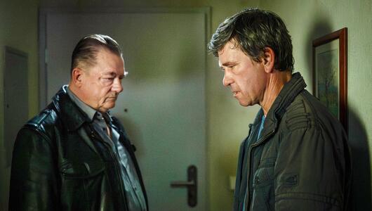 Henry Koitzsch (Peter Kurth, l.) und Michael Lehmann (Peter Schneider)