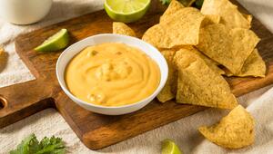 Hausgemachter Käsedip mit Tortilla-Chips