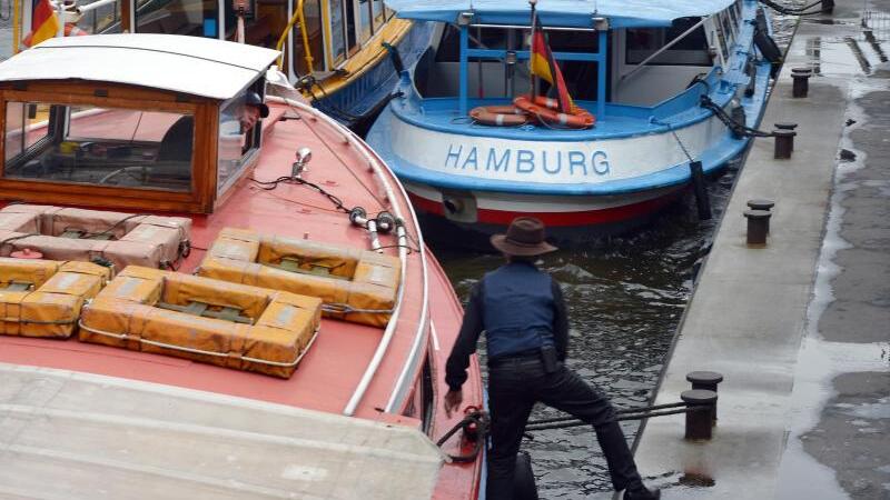 Barkasse an den Hamburger Landungsbrücken