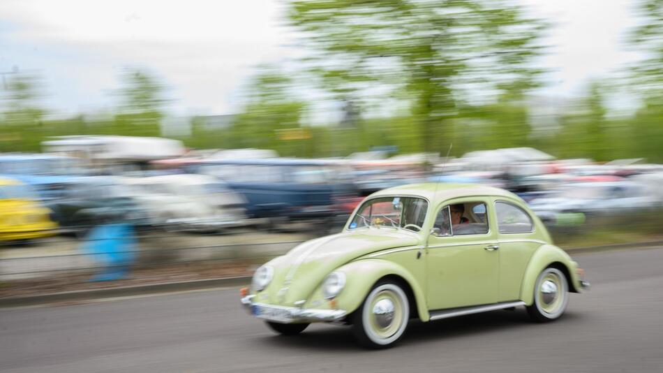 Volkswagen Käfer fährt auf einer Straße