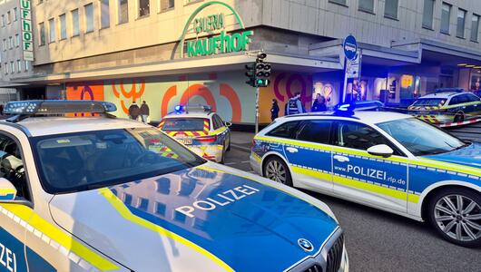 Polizei schießt in Fußgängerzone auf Mann mit Messer