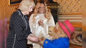Königin Camilla und Paddington auf Schloss Windsor.