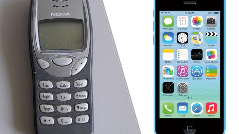 Nokia 3210 (links) und iPhone 5S