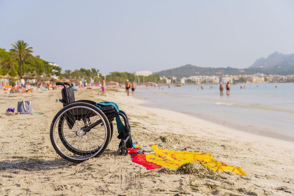 Rollstuhl am Strand von Alcudia auf Mallorca