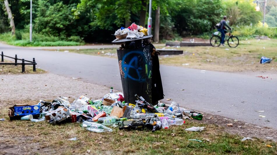 Überquellender Mülleimer in Berlin