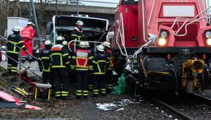 Zug kollidiert mit Bus in Hamburg