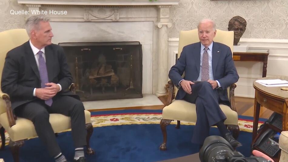 Kevin McCarthy und Joe Biden sitzen am 22. Mai 2023 im Weißen Haus zusammen