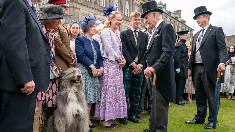 König Charles III. (m.) am 2. Juli während einer Gartenparty in den Gärten von Holyroodhouse.