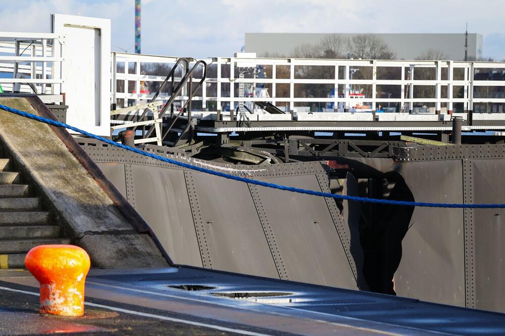 Frachtschiff rammt Schleusentor in Brunsbüttel