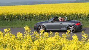 Eine Frau fährt mit einem Cabrio
