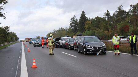 Crash auf der A5 - Sieben Fahrzeuge bei Unfall beteiligt