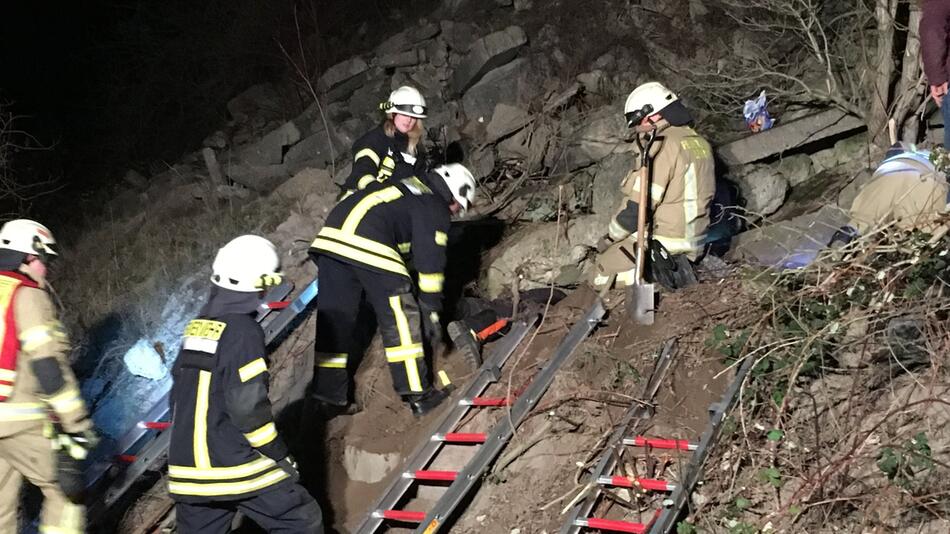 Feuerwehr befreit Hund aus Geröllhaufen