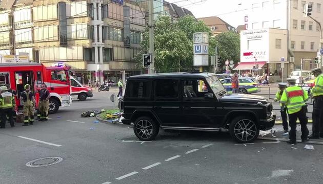 Stuttgart: G-Klasse fährt in Personengruppe - Mehrere Verletzte