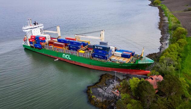Container-Schiff läuft auf Grund und auf Privatgrundstück