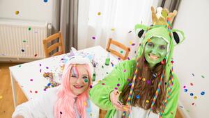 Zwei geschminkte Frauen im Karnevalskostüm