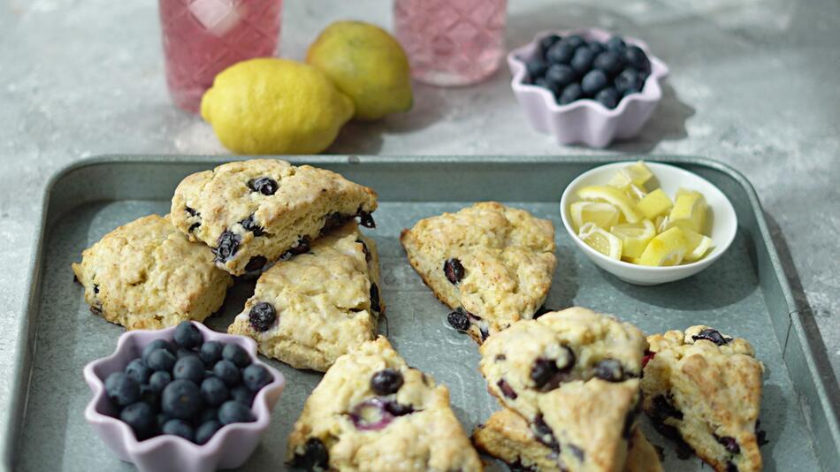 Blaubeer-Scones auf einem Tablett