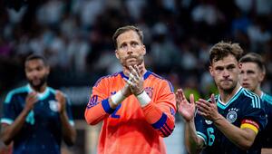 Oliver Baumann und Joshua Kimmich klatschen nach Spiel in die Hände.