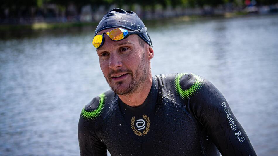 Jan Frodeno nach dem Schwimmen beim Ironman in Hamburg 2023