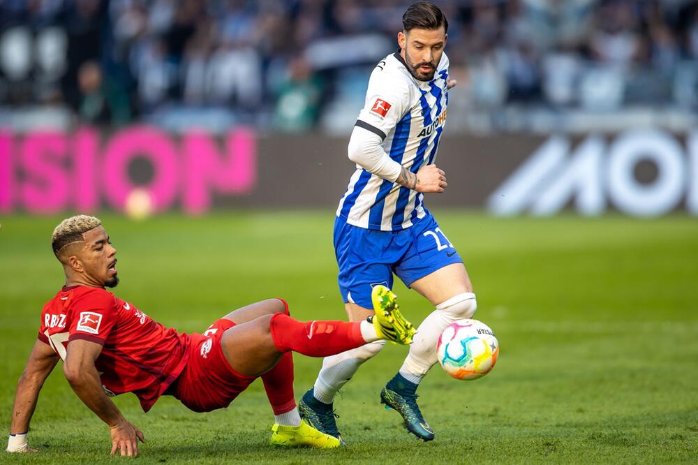 Herthas Marvin Plattenhardt im Zweikampf mit dem Leipziger Benjamin Henrichs