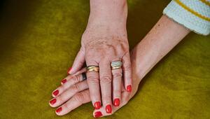 Mutter legt ihre Hand auf die ihrer Tochter