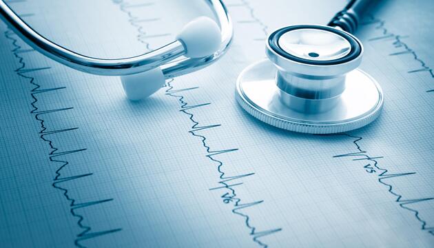 Stethoskop und EKG