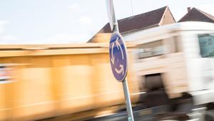 Ein Lkw fährt durch einen Kreisverkehr