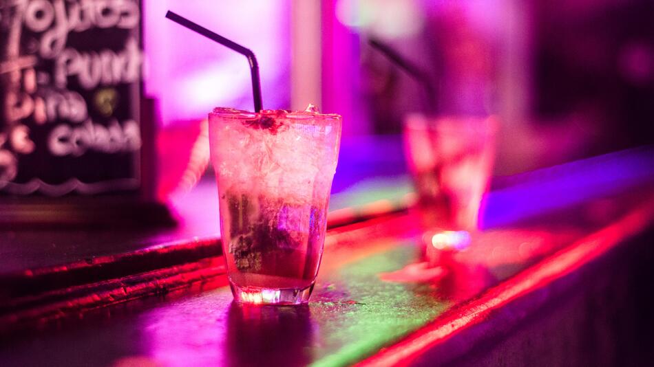 Cocktail steht auf einer Bar im Club