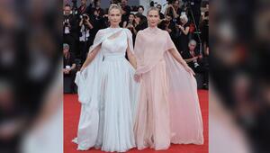Lady Amelia und Lady Eliza Spencer auf dem roten Teppich in Venedig.