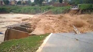 In der Nähe von Jammu riss ein Fluss eine massive Betonbrücke einfach mit.