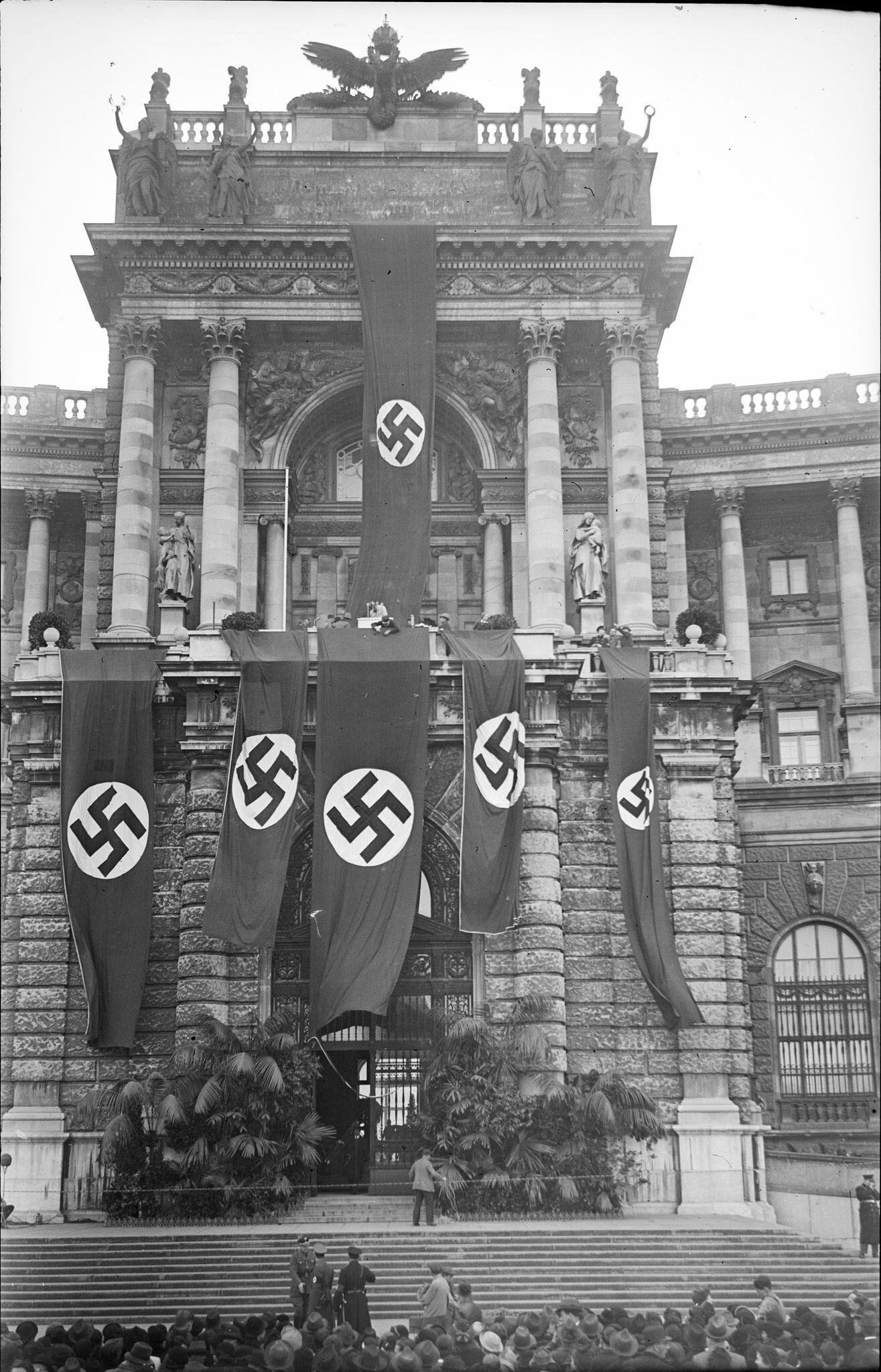 El «balcón de Hitler» se abre y se convierte en un lugar de aclaración