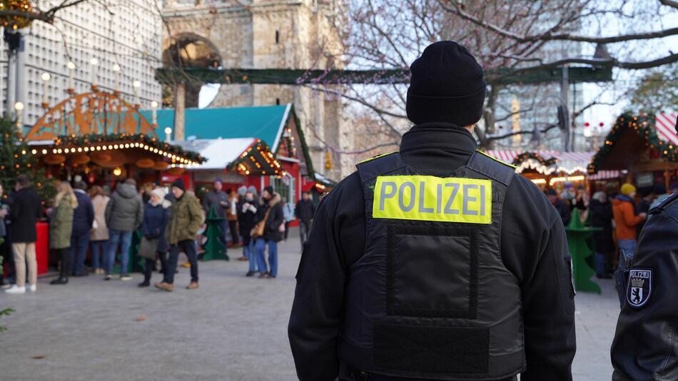 Polizisten auf einem Weihnachtsmarkt