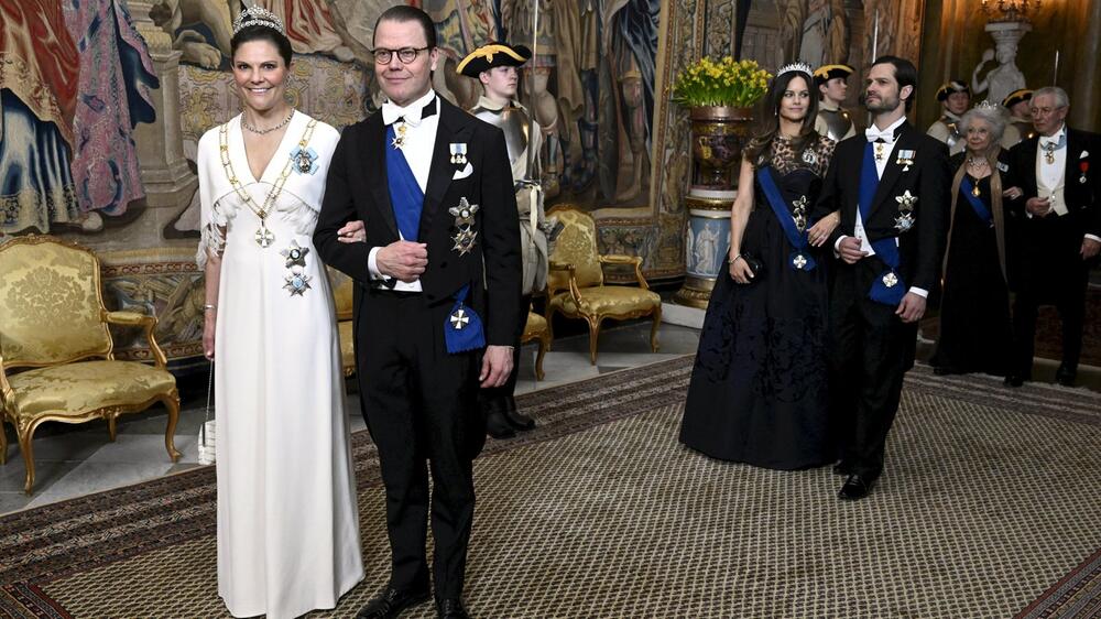 Kronprinzessin Victoria von Schweden mit Prinz Daniel, dahinter Prinz Carl Philip von Schweden ...