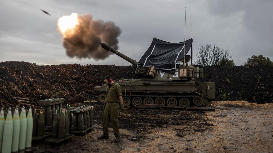 Israelische Soldaten feuern nahe dem Libanon