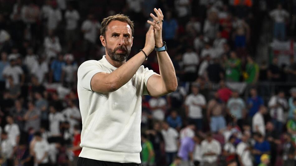 Englands Nationaltrainer Gareth Southgate applaudiert den Fans nach dem Spiel gegen Slowenien