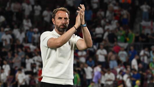 Englands Nationaltrainer Gareth Southgate applaudiert den Fans nach dem Spiel gegen Slowenien