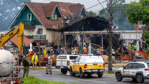 Kleinflugzeug in brasilianischer Stadt