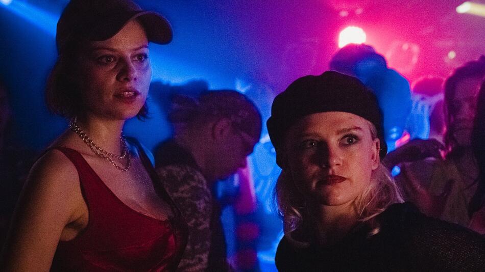 Die Party-Girls Gina (Emma Bading, li.) und Meike (Sinje Irslinger) bei ihrer letzten Party im ...