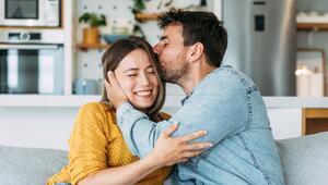 Mann küsst Frau auf den Kopf