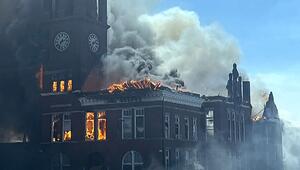 Glockenturm stürzt ein: Flammeninferno zerstört historisches Gerichtsgebäude in Georgia
