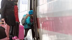 Eine Familie steigt in einen ICE ein