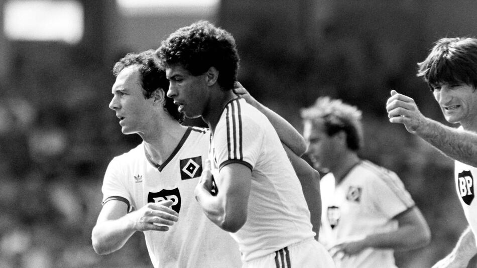 Franz Beckenbauer und Jimmy Hartwig vereint im Torjubel beim Hamburger SV 1981